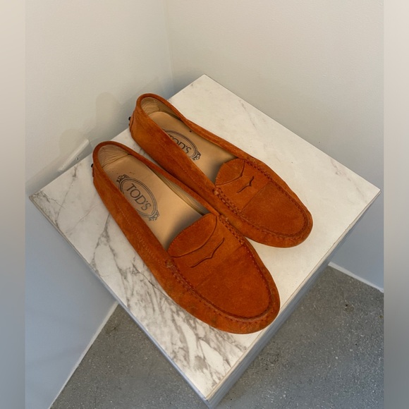 Women’s Tods orange suede loafer size 8.5 fits like an 8 - Picture 10 of 11